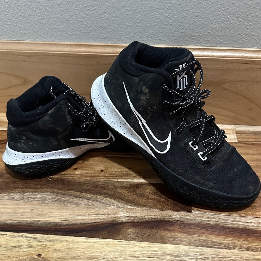Nike Kyrie Flytrap 4 Black and White Sneakers